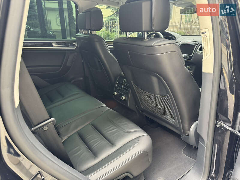 Позашляховик / Кросовер Volkswagen Touareg 2016 в Києві