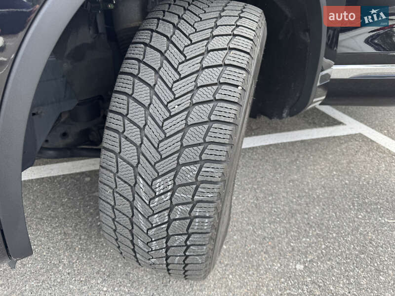 Позашляховик / Кросовер Volkswagen Touareg 2016 в Києві