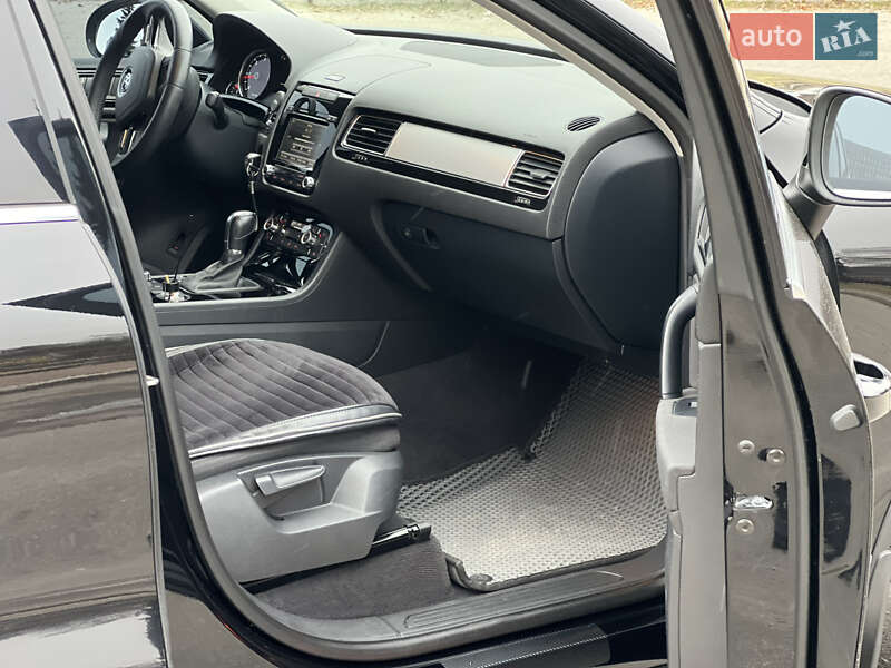 Позашляховик / Кросовер Volkswagen Touareg 2013 в Сумах