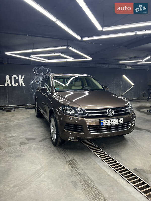 Внедорожник / Кроссовер Volkswagen Touareg 2012 в Харькове