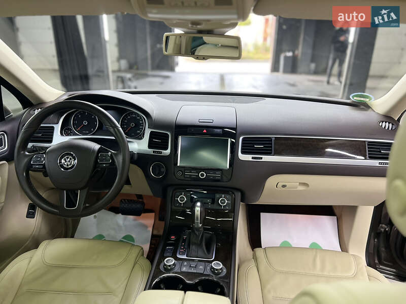 Внедорожник / Кроссовер Volkswagen Touareg 2012 в Харькове