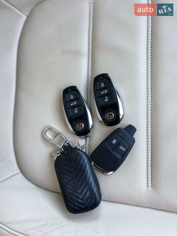 Внедорожник / Кроссовер Volkswagen Touareg 2012 в Харькове