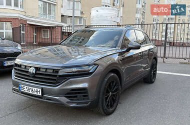Внедорожник / Кроссовер Volkswagen Touareg 2018 в 