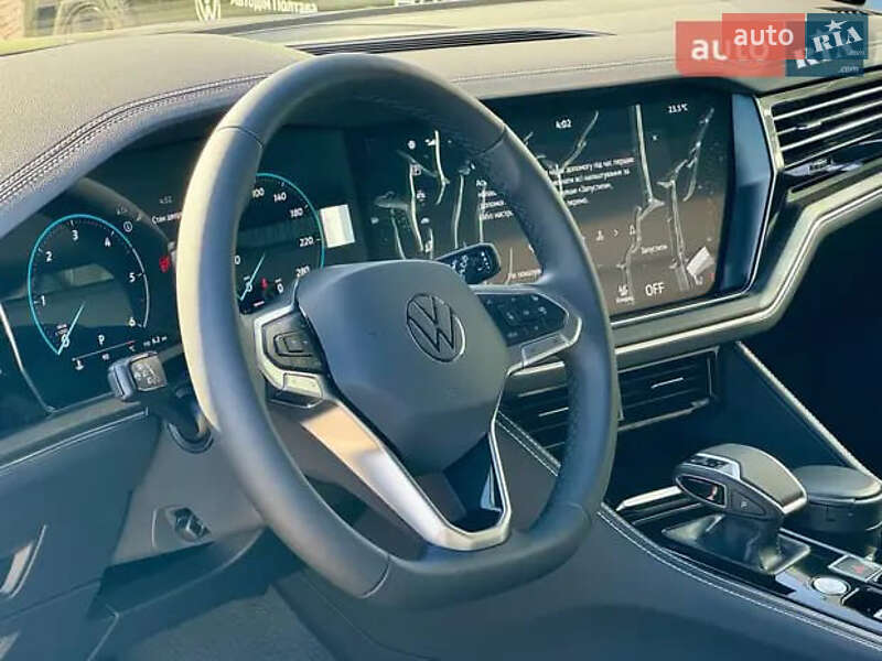 Позашляховик / Кросовер Volkswagen Touareg 2024 в Бучі