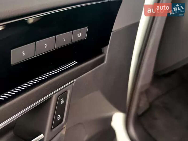 Позашляховик / Кросовер Volkswagen Touareg 2024 в Бучі