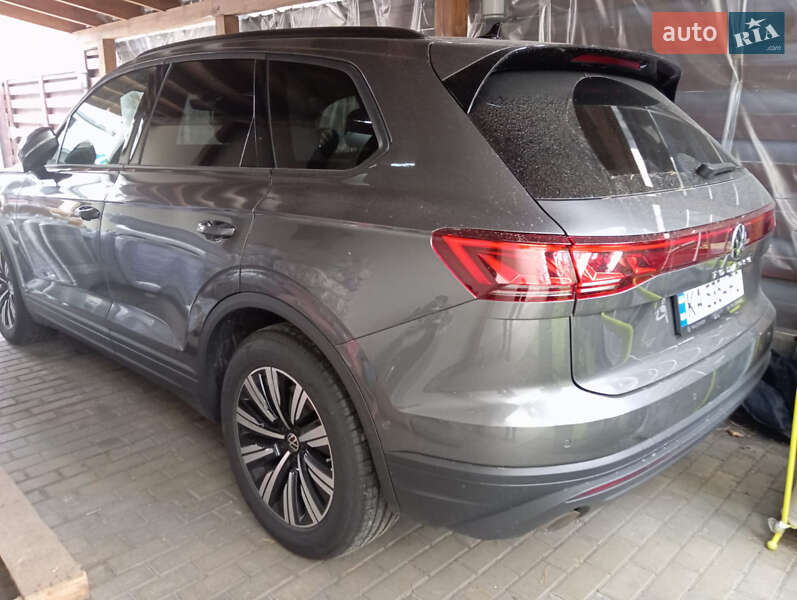 Позашляховик / Кросовер Volkswagen Touareg 2024 в Бучі