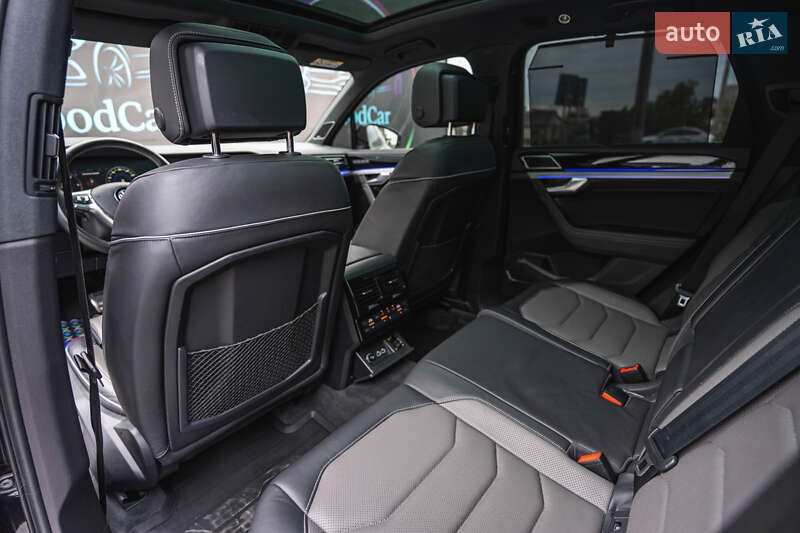 Позашляховик / Кросовер Volkswagen Touareg 2019 в Луцьку