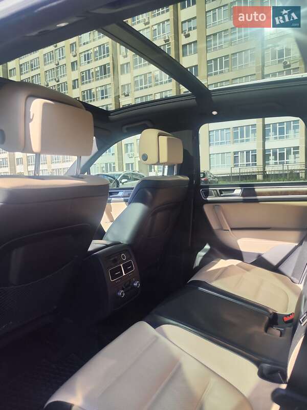 Внедорожник / Кроссовер Volkswagen Touareg 2016 в Хмельницком