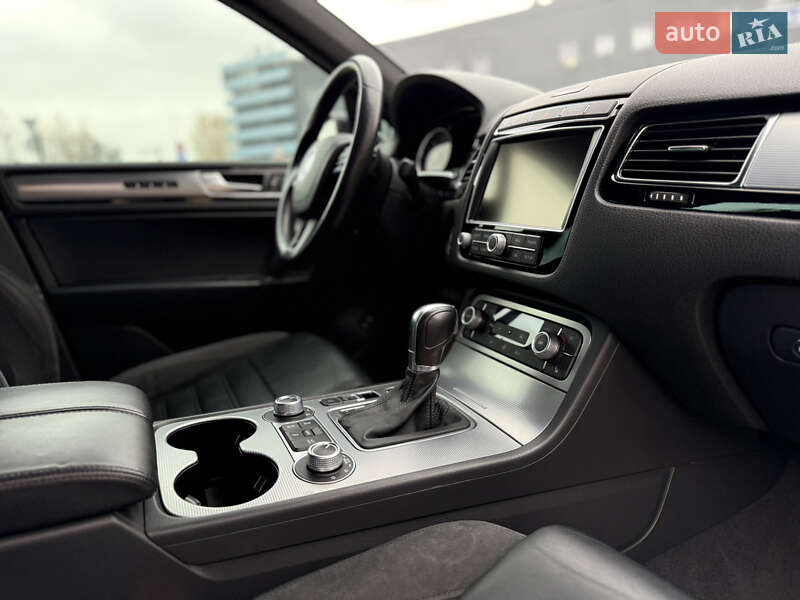 Позашляховик / Кросовер Volkswagen Touareg 2015 в Києві