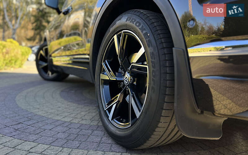 Позашляховик / Кросовер Volkswagen Touareg 2021 в Львові