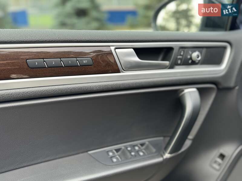 Позашляховик / Кросовер Volkswagen Touareg 2017 в Києві