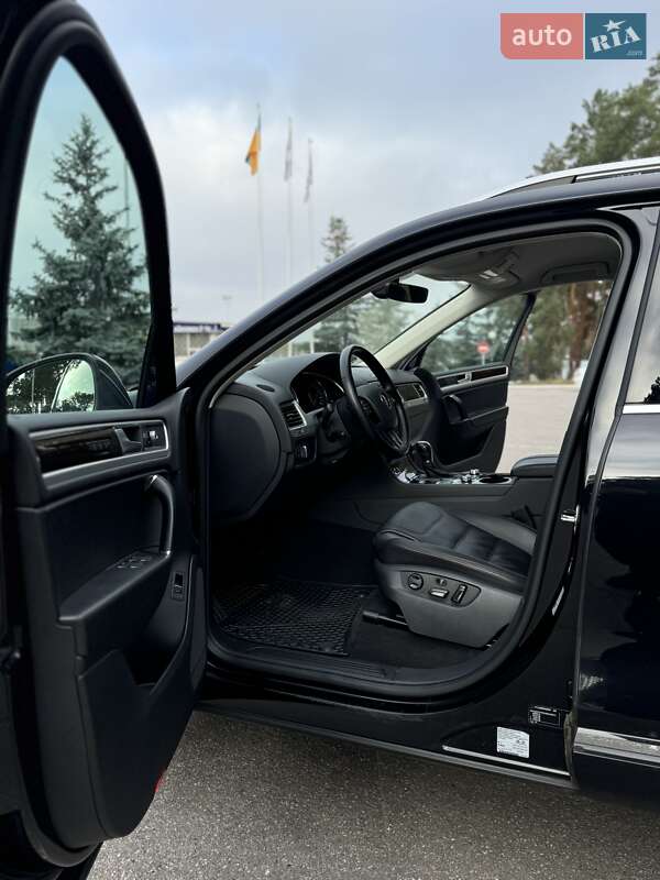 Позашляховик / Кросовер Volkswagen Touareg 2017 в Києві