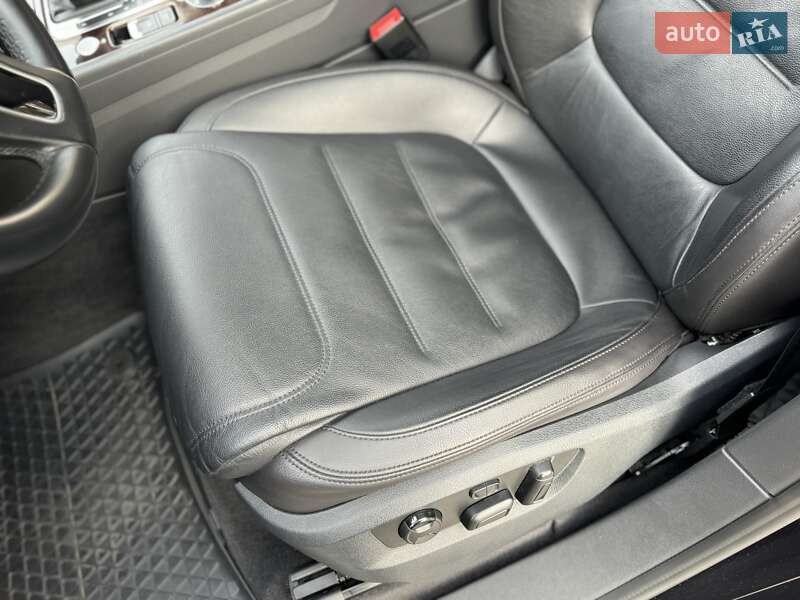 Позашляховик / Кросовер Volkswagen Touareg 2017 в Києві