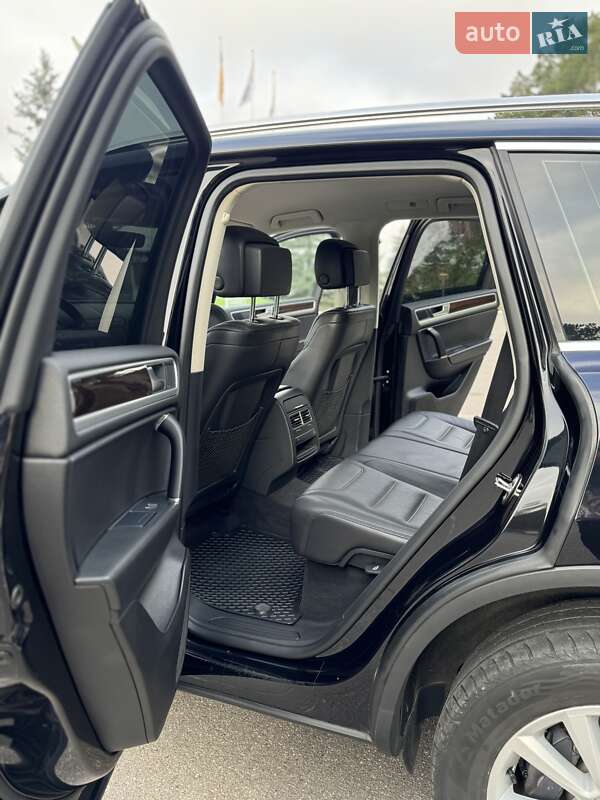 Позашляховик / Кросовер Volkswagen Touareg 2017 в Києві