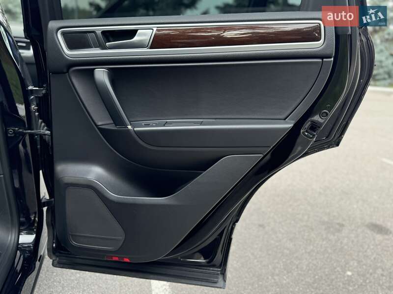 Позашляховик / Кросовер Volkswagen Touareg 2017 в Києві