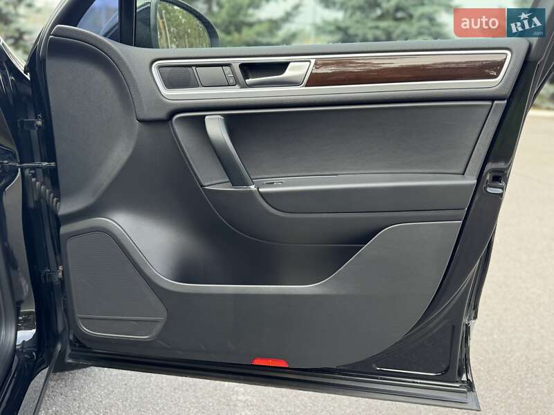 Позашляховик / Кросовер Volkswagen Touareg 2017 в Києві