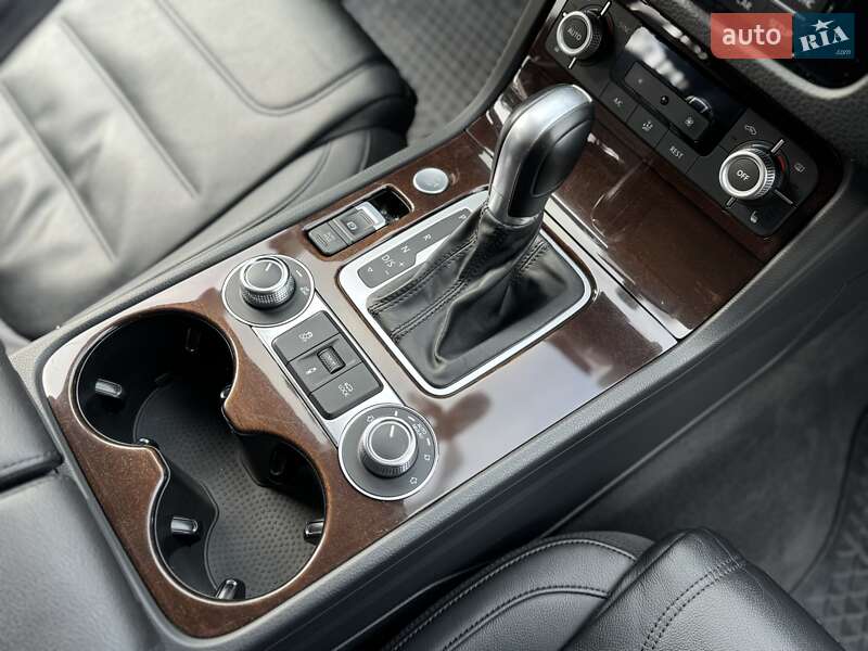 Позашляховик / Кросовер Volkswagen Touareg 2017 в Києві