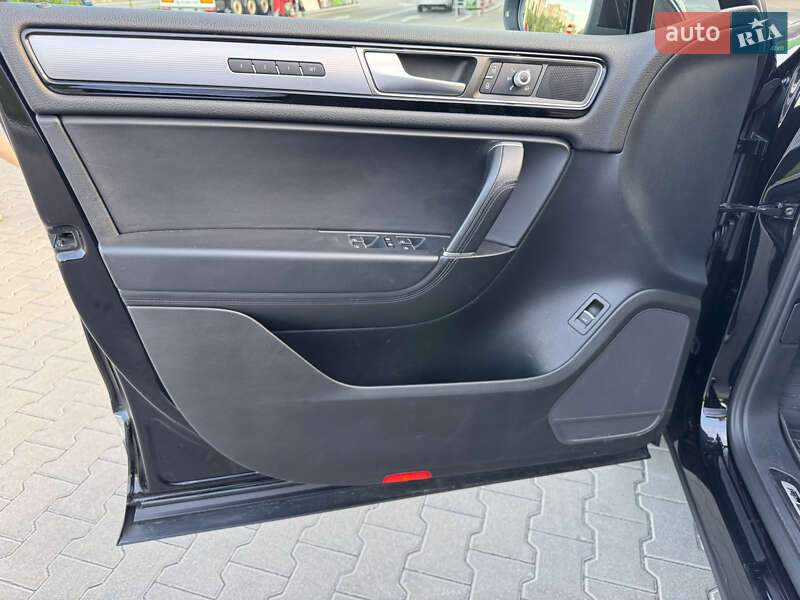 Внедорожник / Кроссовер Volkswagen Touareg 2016 в Киеве