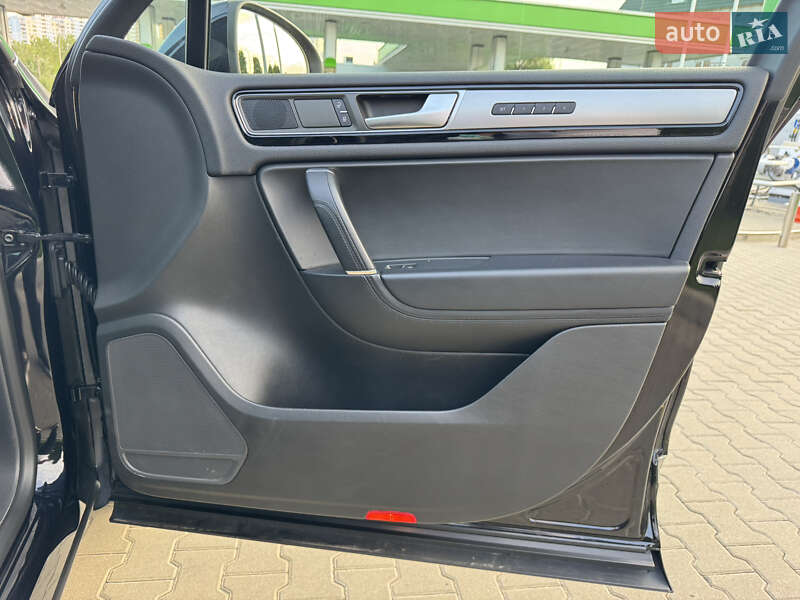Внедорожник / Кроссовер Volkswagen Touareg 2016 в Киеве