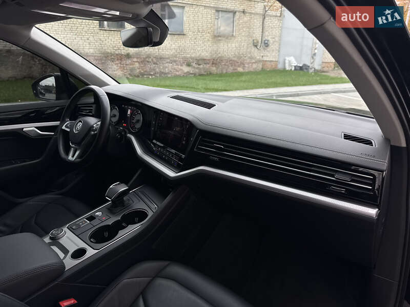 Внедорожник / Кроссовер Volkswagen Touareg 2019 в Дубно