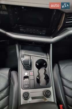 Внедорожник / Кроссовер Volkswagen Touareg 2019 в 