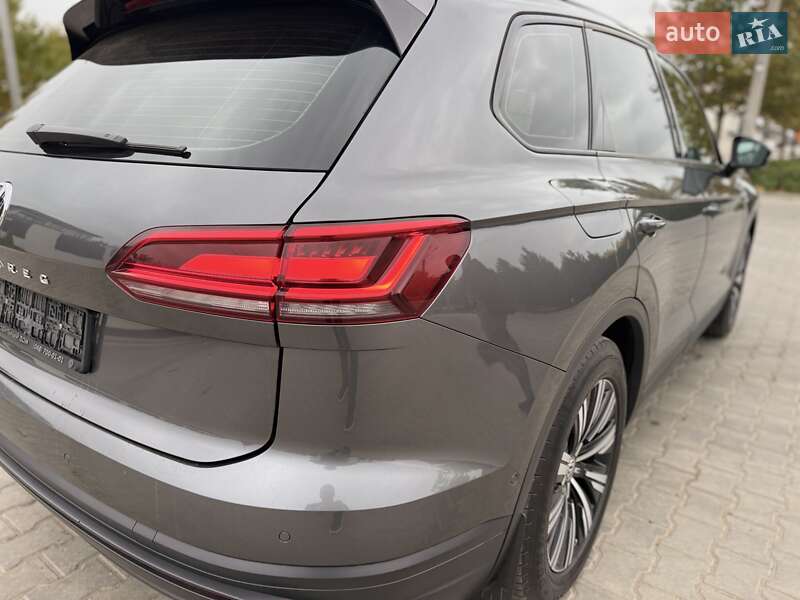 Позашляховик / Кросовер Volkswagen Touareg 2018 в Одесі