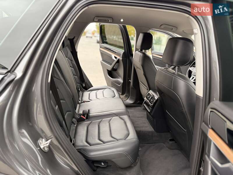 Позашляховик / Кросовер Volkswagen Touareg 2018 в Одесі