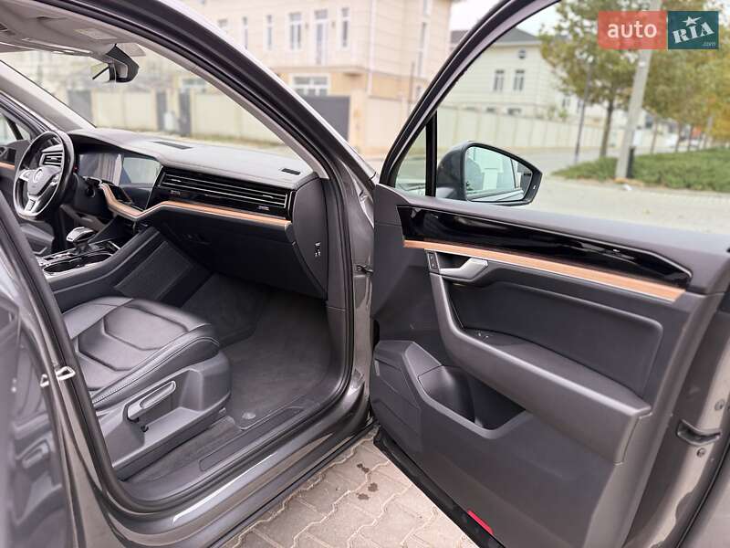 Позашляховик / Кросовер Volkswagen Touareg 2018 в Одесі