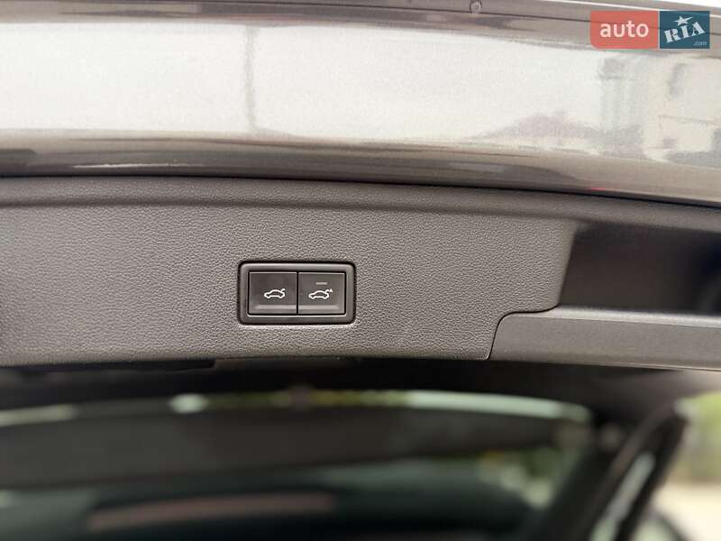 Позашляховик / Кросовер Volkswagen Touareg 2018 в Одесі