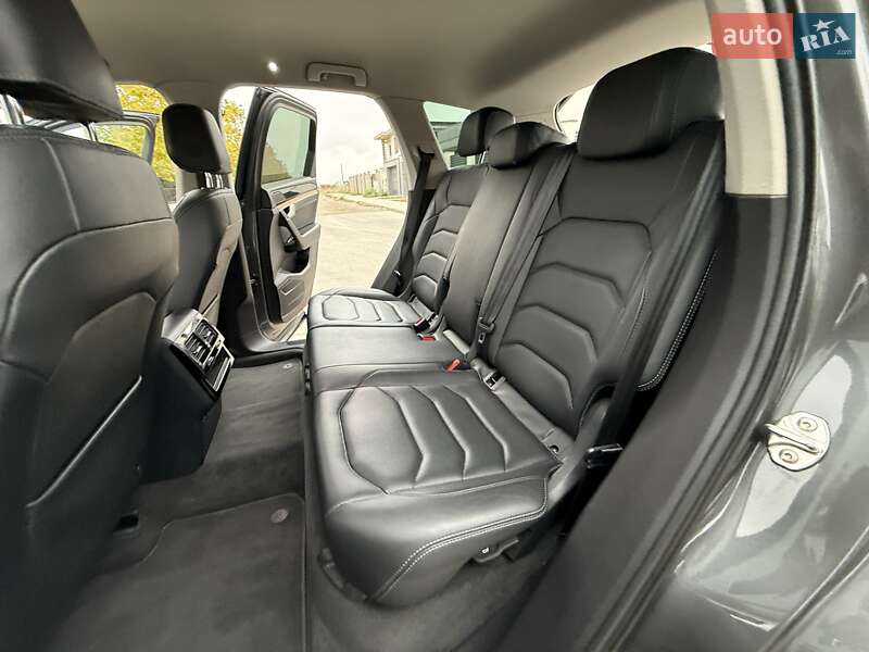 Позашляховик / Кросовер Volkswagen Touareg 2018 в Одесі