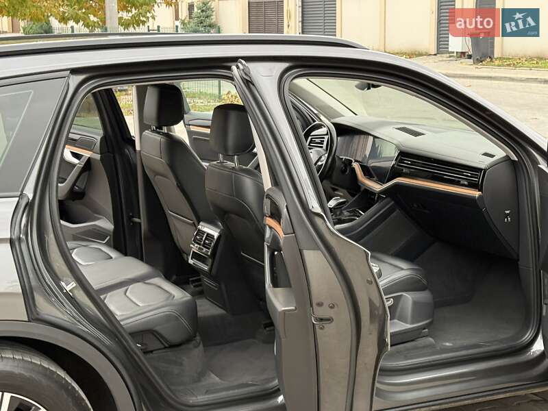 Позашляховик / Кросовер Volkswagen Touareg 2018 в Одесі