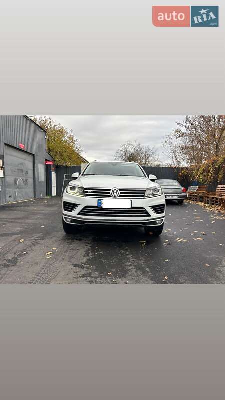 Позашляховик / Кросовер Volkswagen Touareg 2015 в Києві