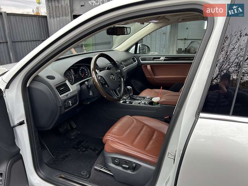 Позашляховик / Кросовер Volkswagen Touareg 2015 в Києві