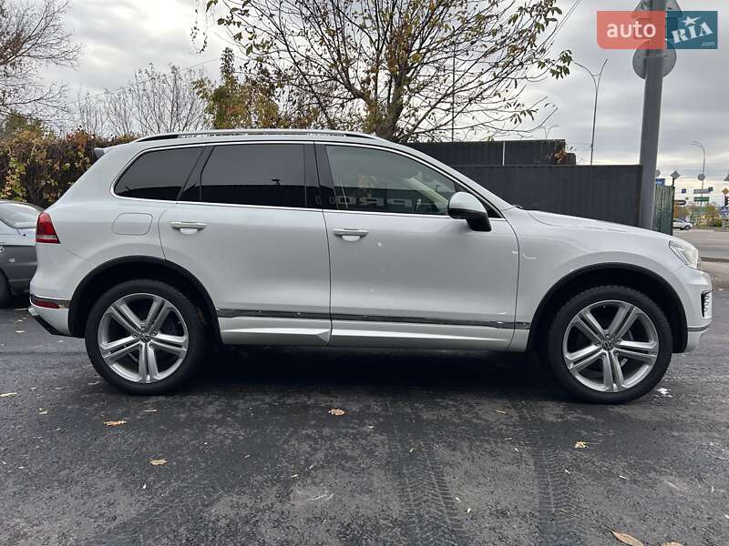Позашляховик / Кросовер Volkswagen Touareg 2015 в Києві