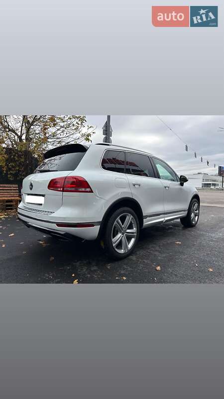 Позашляховик / Кросовер Volkswagen Touareg 2015 в Києві