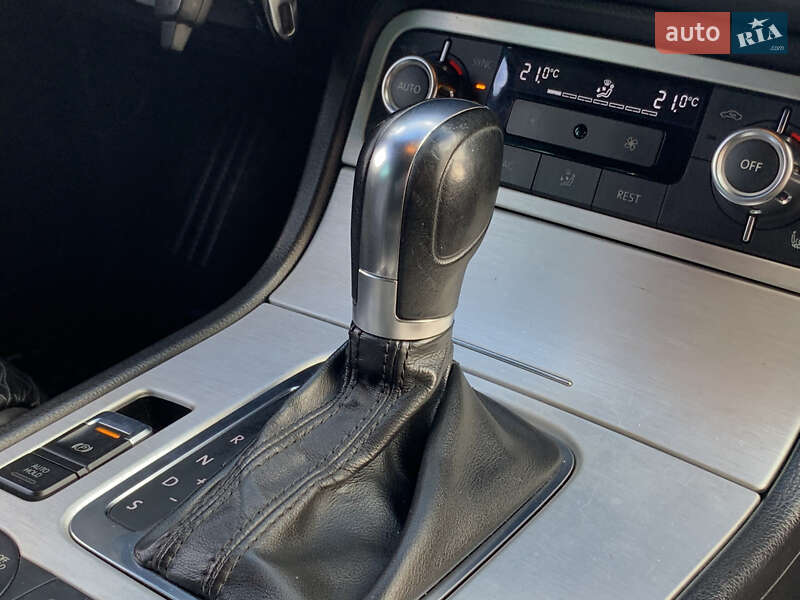 Внедорожник / Кроссовер Volkswagen Touareg 2011 в Бердичеве