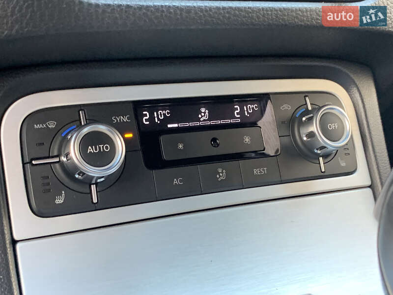 Внедорожник / Кроссовер Volkswagen Touareg 2011 в Бердичеве