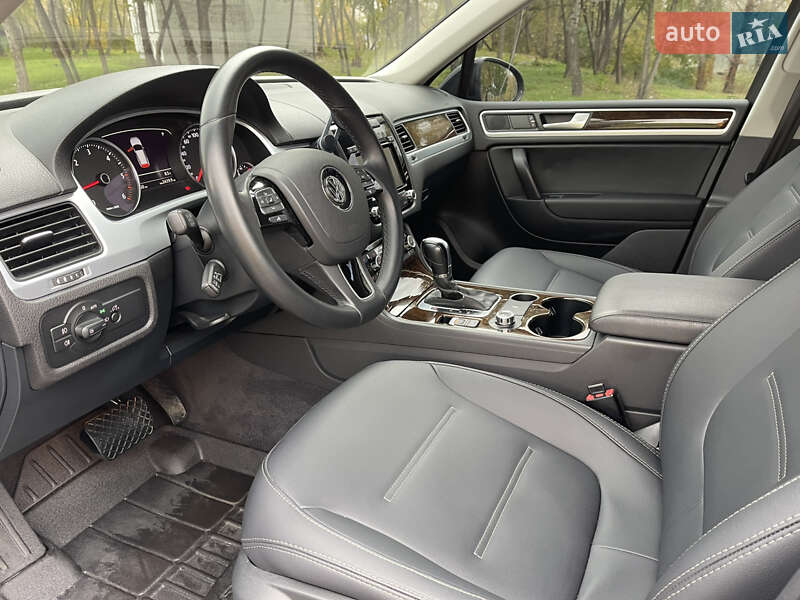 Внедорожник / Кроссовер Volkswagen Touareg 2013 в Киеве