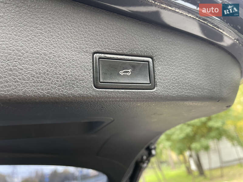 Внедорожник / Кроссовер Volkswagen Touareg 2013 в Киеве