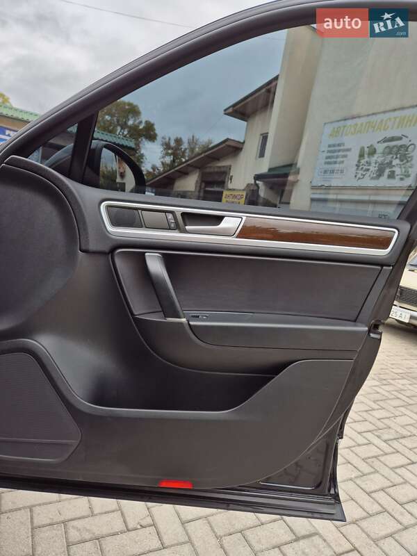 Внедорожник / Кроссовер Volkswagen Touareg 2014 в Каменец-Подольском