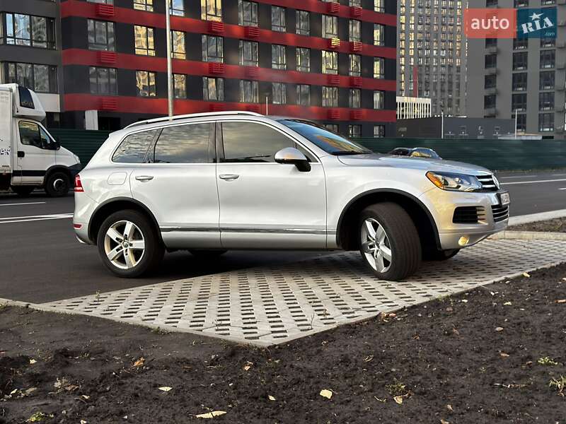 Позашляховик / Кросовер Volkswagen Touareg 2013 в Києві