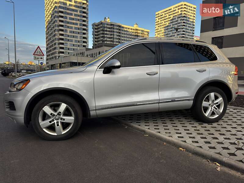 Позашляховик / Кросовер Volkswagen Touareg 2013 в Києві