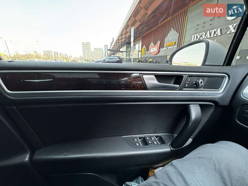 Позашляховик / Кросовер Volkswagen Touareg 2013 в Києві