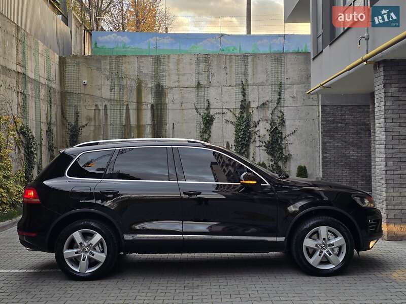 Позашляховик / Кросовер Volkswagen Touareg 2011 в Хмельницькому