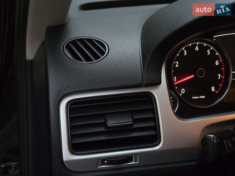 Позашляховик / Кросовер Volkswagen Touareg 2011 в Хмельницькому