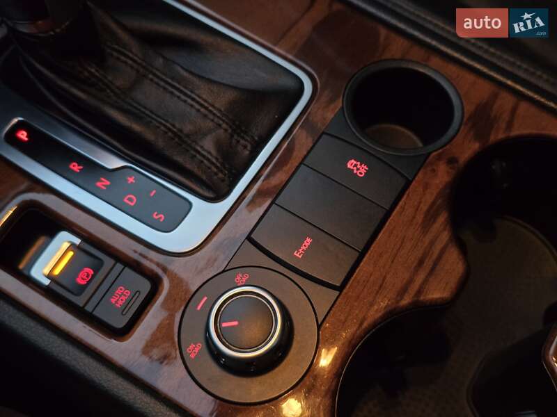 Позашляховик / Кросовер Volkswagen Touareg 2011 в Хмельницькому