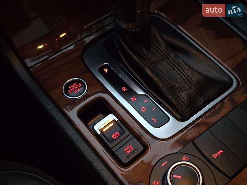 Позашляховик / Кросовер Volkswagen Touareg 2011 в Хмельницькому