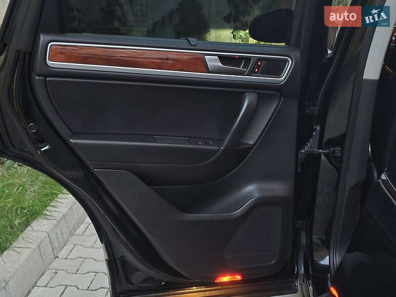 Позашляховик / Кросовер Volkswagen Touareg 2011 в Хмельницькому