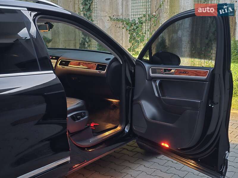 Позашляховик / Кросовер Volkswagen Touareg 2011 в Хмельницькому