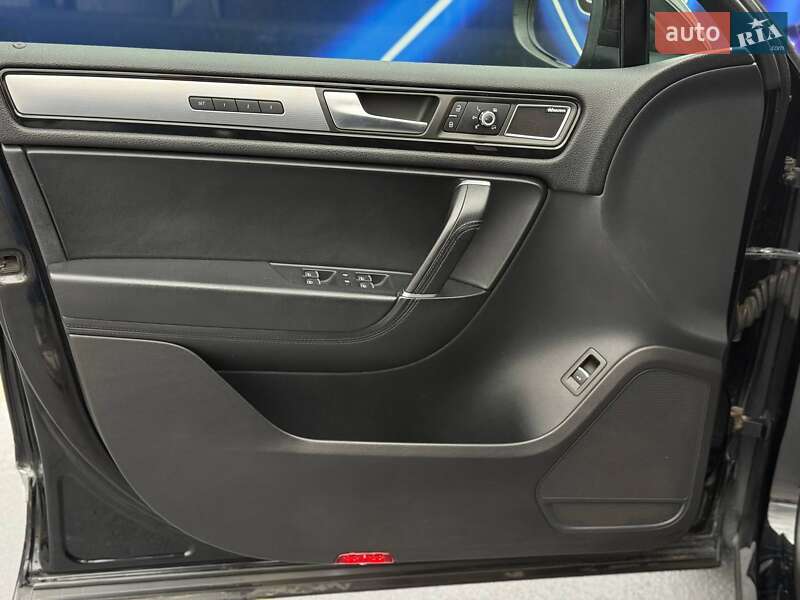 Внедорожник / Кроссовер Volkswagen Touareg 2012 в Запорожье